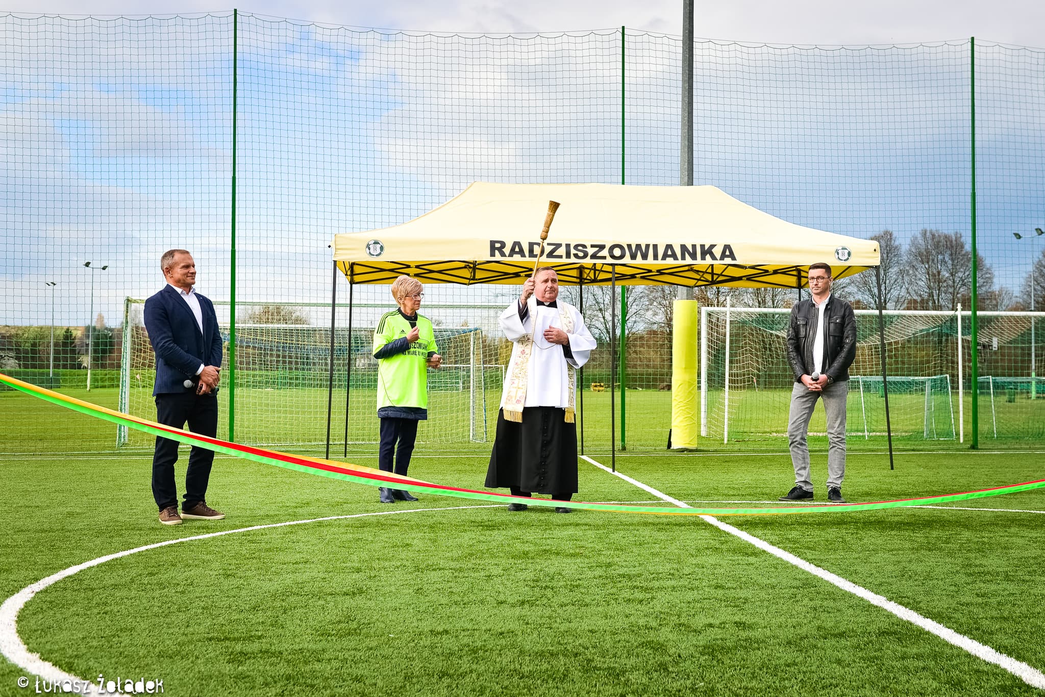 Fotorelacja z otwarcia Orlika na obiektach Radziszowianki. — zdjęcie 26