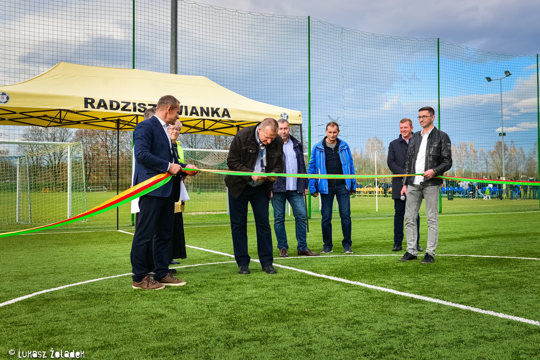 Fotorelacja z otwarcia Orlika na obiektach Radziszowianki. — zdjęcie 34