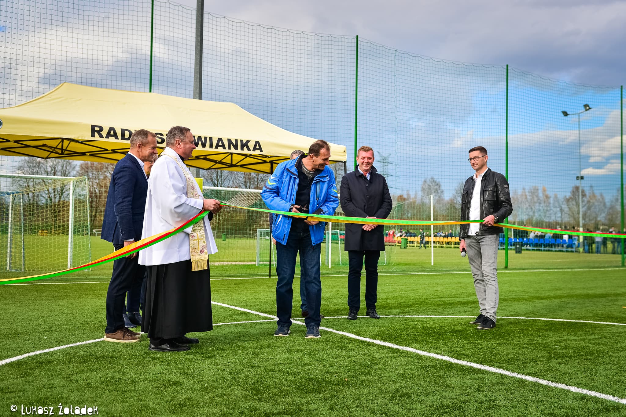 Fotorelacja z otwarcia Orlika na obiektach Radziszowianki. — zdjęcie 36