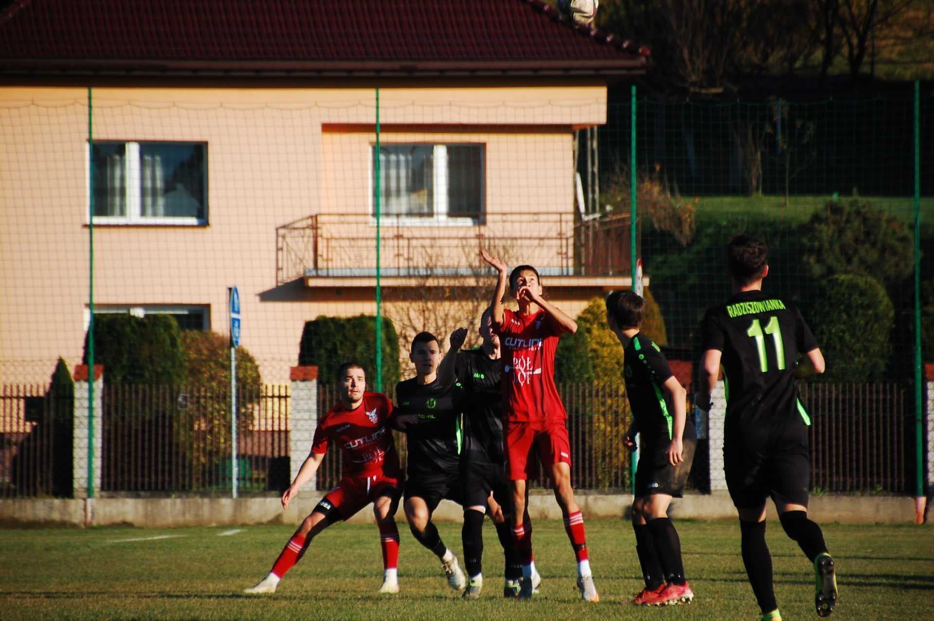 Radziszowianka - K.S. Orzeł Piaski Wielkie 5 :1